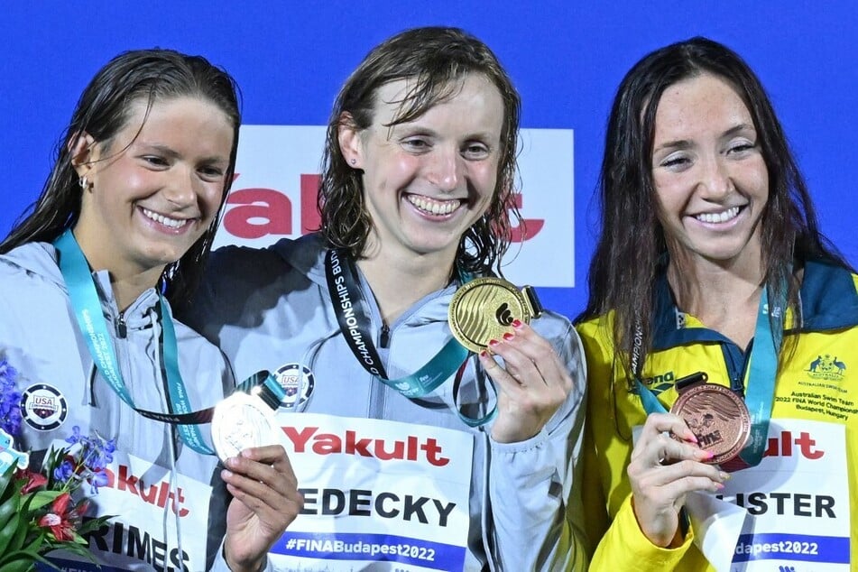 Katie Grimes (l), Katie Ledecky (c), and Lani Pallister pose with their medals following the women's 1500-meter freestyle finals during the Budapest 2022 World Aquatics Championships.
