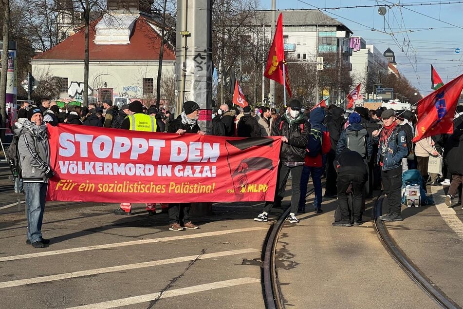 Die ersten Demonstrierenden fanden sich am Mittag in Connewitz ein.