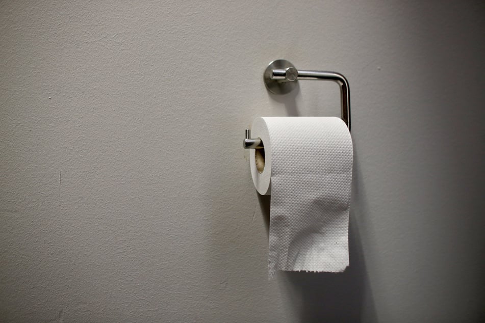 Employees are now forced to bring their own toilet paper to work. (symbolic image)