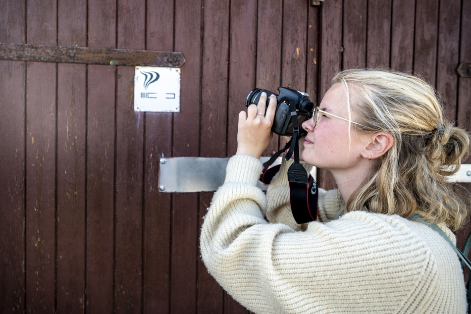 Architekturstudentin Greta Erasmus (21) schießt mit der Kamera viele Fotos aus verschiedensten Winkeln. Daraus wird dann eine 3-D-Visualisierung erstellt.