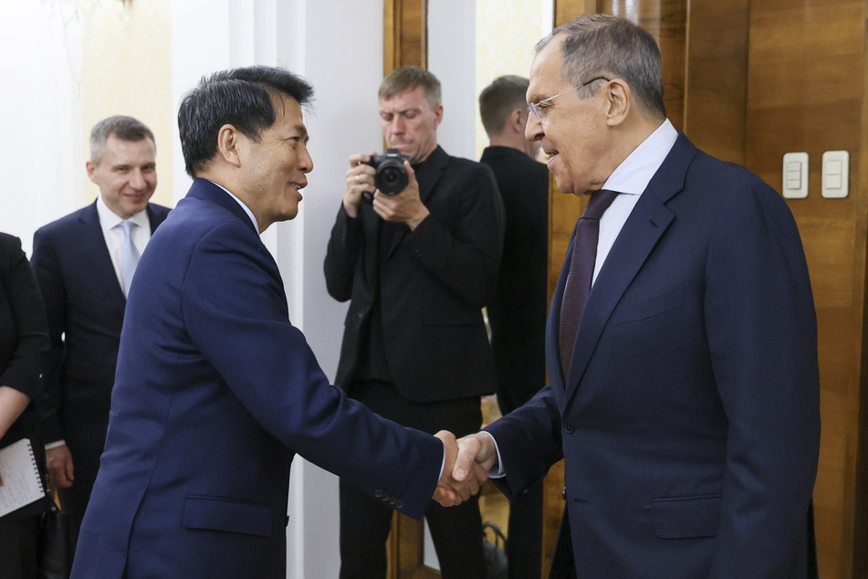Sergej Lawrow (73, r.), Außenminister von Russland, und Li Hui, Sondergesandter für eurasische Angelegenheiten aus China, trafen sich zu Gesprächen.
