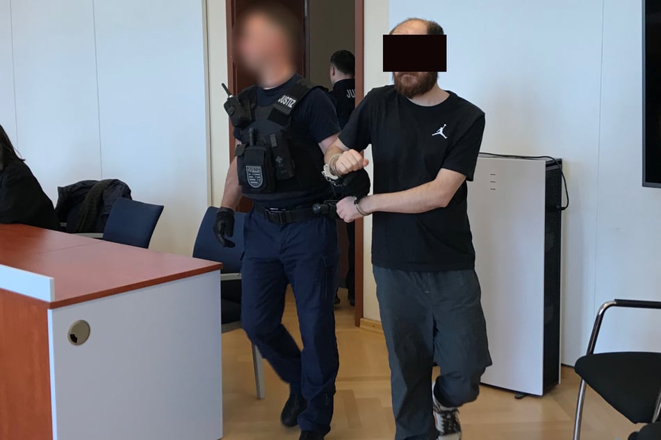 Abdualah A. (27) wurde am Montag zur Verhandlung im Amtsgericht Leipzig geführt. Der Vorwurf: sexueller Übergriff und sexuelle Nötigung.