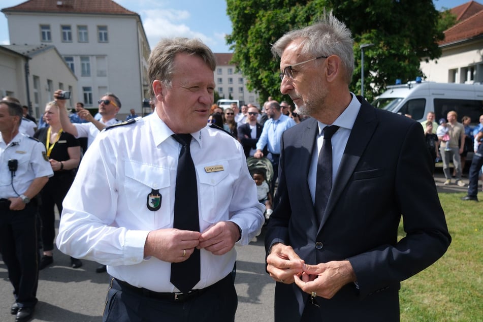 Jörg Kubiessa im Gespräch mit Sachsens Innenminister Armin Schuster (65, CDU).