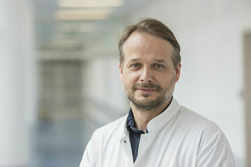 Sucht Knie-Patienten für eine Studie: Prof. Pierre Hepp.