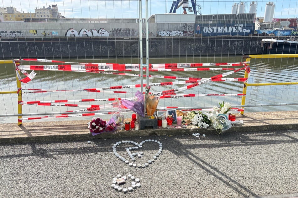 Um an den inzwischen verstorbenen 18-Jährigen zu gedenken legten Menschen Kerzen und Blumen am Unfallort im Frankfurter Osthafen ab.