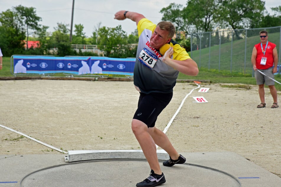 Daniel Gäbler aus Halle stieß bei den Weltsportspielen der Polizei und Feuerwehr die zweitbeste Weite in seiner Altersklasse.