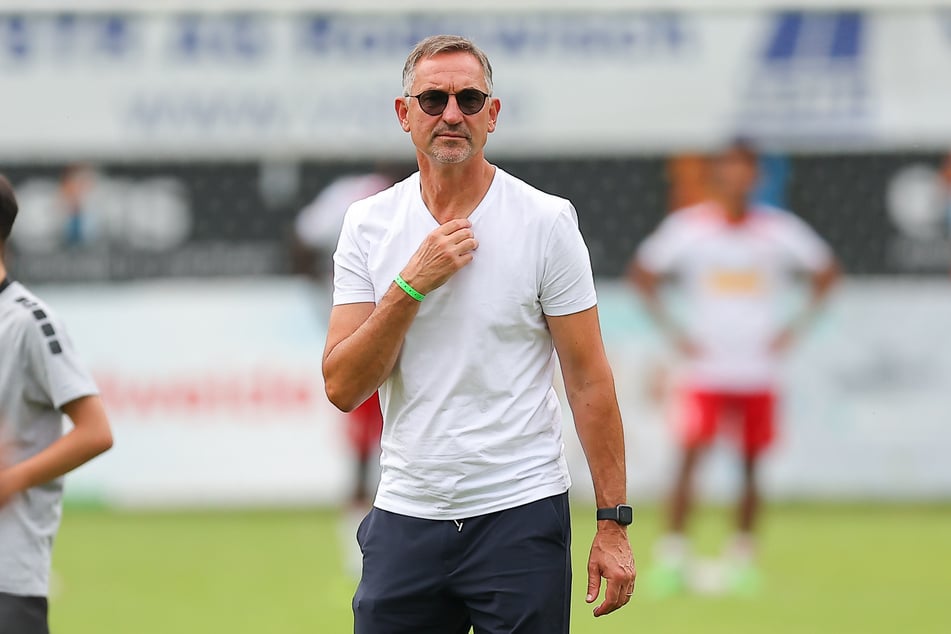 Achim Beierlorzer (58) war von Sommer 2023 bis Oktober 2025 Sport-Geschäftsführer in Regensburg und erlebte die tragische Zeit nach dem plötzlichen Tod von Agyemang Diawusie hautnah mit.