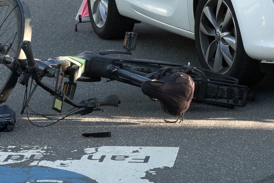 Radfahrer von Auto erfasst: Drahtesel bei Frontal-Crash unter Fahrzeug eingeklemmt