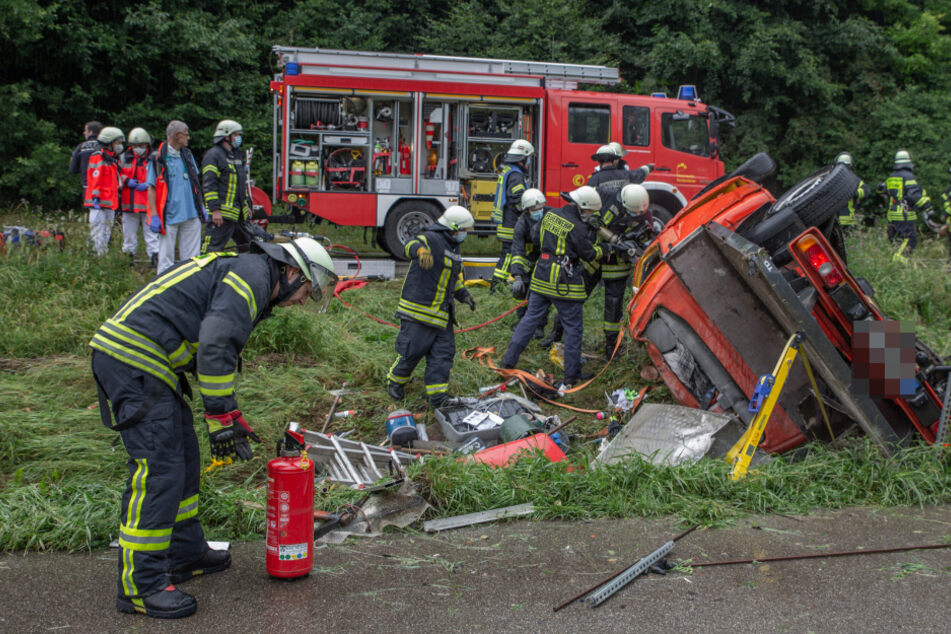 Die Feuerwehr befreit den 19-Jährigen aus dem Wagen.