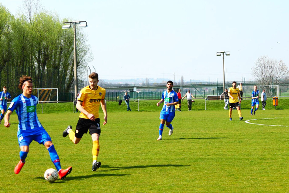 Was dieses Foto vom 6. April 2019 aus der U19-Bundesliga-Partie Dynamo Dresden gegen Hertha BSC (0:0) mit dem Männer-Bundesliga-Spieltag am Wochenende zu tun hat? Die Atmosphäre ist ähnlich steril.