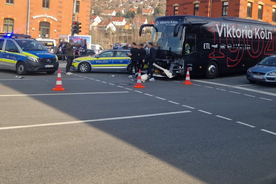 Auf dem Weg zum Erzgebirgsstadion gab es einen Auffahrunfall mit dem Kölner Teambus.