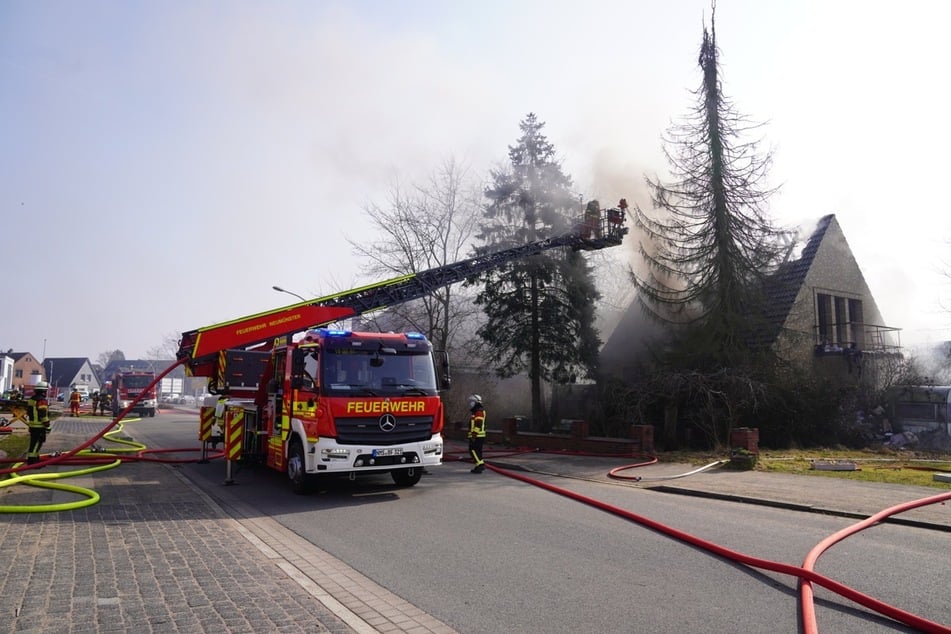 Die Feuerwehr musste das Einfamilienhaus von außen löschen, da es im Inneren zu gefährlich für die Einsatzkräfte war.