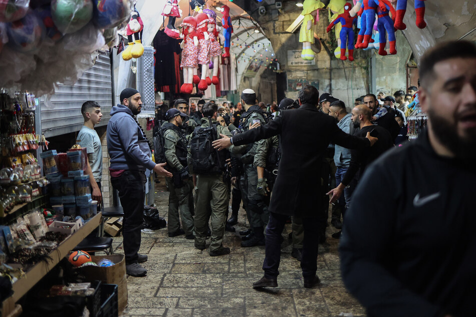 Israelische Polizisten stehen vor den Toren zum Gelände der Al-Aksa-Moschee in Jerusalem.