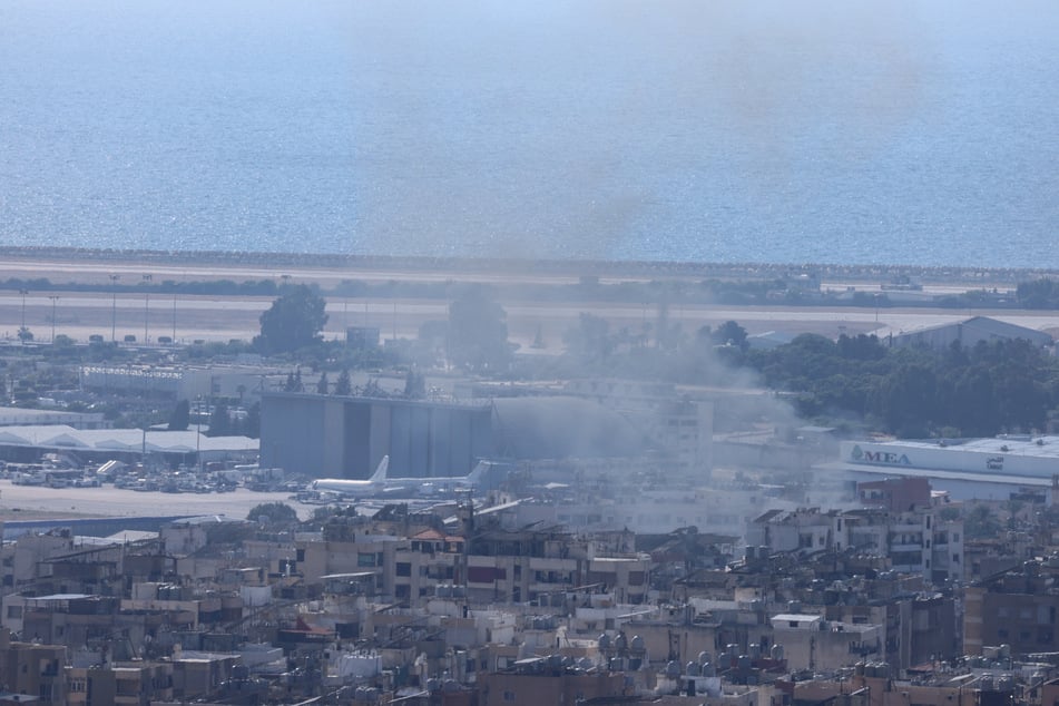 Rauch zieht über Gebäude im Süden von Beirut, in direkter Nähe zum Flughafen. Israel hat erneut Ziele in der libanesischen Hauptstadt bombardiert.