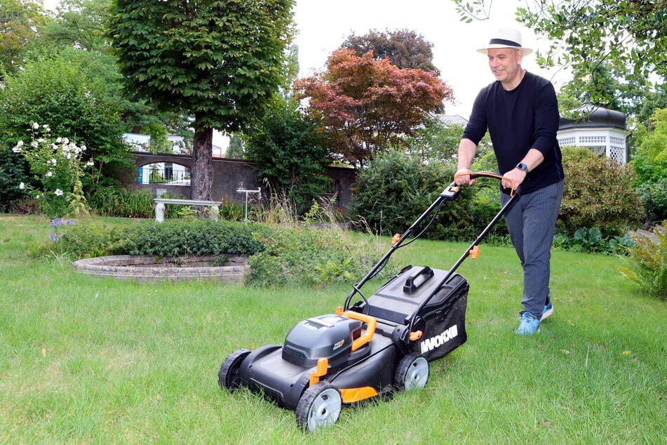 Kein Roboter im Einsatz: Philipp Schaller hält selbst den Rasen auf kurzer Wuchshöhe.