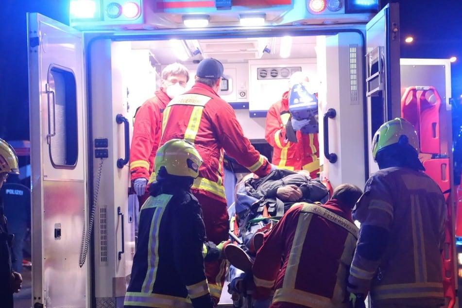 Rettungskräfte brachten einen schwer verletzten Transporter-Fahrer in eine Klinik.