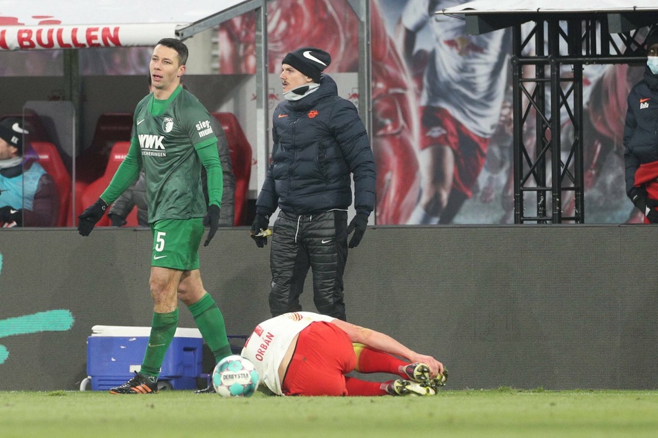 Nach Marek Suchys (l.) Foul an Willi Orban (am Boden) protestierte die Leipziger Bank, Auswechselspieler Marcel Sabitzer (hinten) sprang sogar über die Bande aufs Feld.