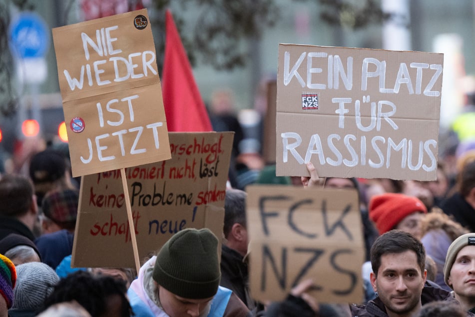 Zahlreiche Menschen haben an der Kundgebung des Bündnisses "München ist bunt!" vor der CSU-Parteizentrale teilgenommen.