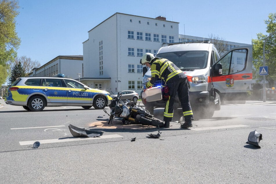 Die Feuerwehr sicherte die Unfallstelle und kümmerte sich um die ausgelaufenen Betriebsstoffe.