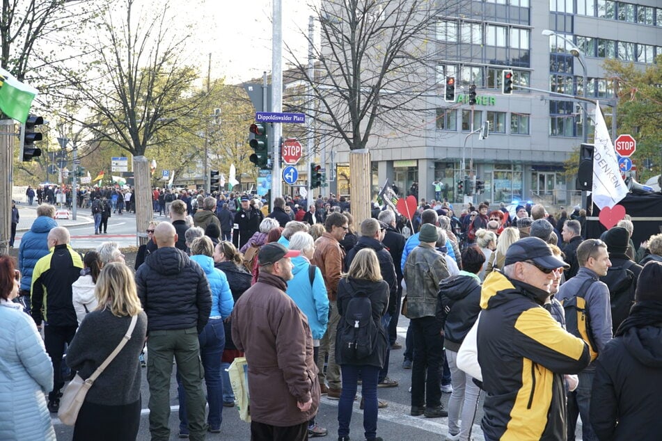 Rund 1000 "Querdenker" zogen am Samstag durch Dresden.
