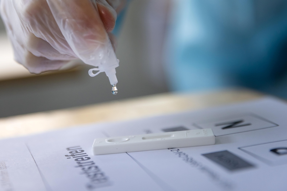 Drei Tropfen in den Tester - nach wenigen Sekunden ist klar, ob Corona-positiv oder -negativ.
