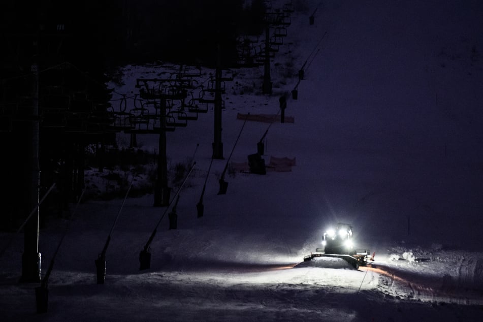 Im verschneiten Gebiet mussten die Polizisten auf Pistenraupen zur Beförderung setzen. (Symbolfoto)