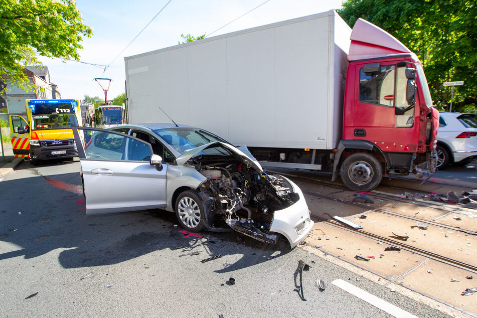 Aufgrund des Unfalls kam es auf der Oelsnitzer Straße in Plauen zu Verkehrsbehinderungen.
