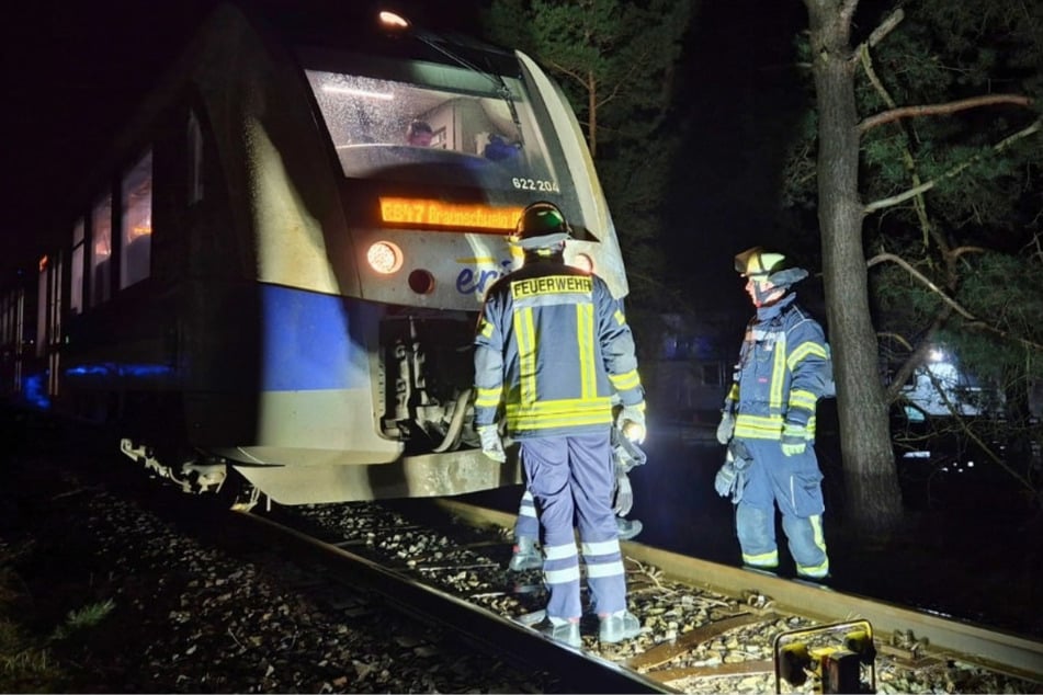 Am Abend war ein VW in eine Regionalbahn gekracht.