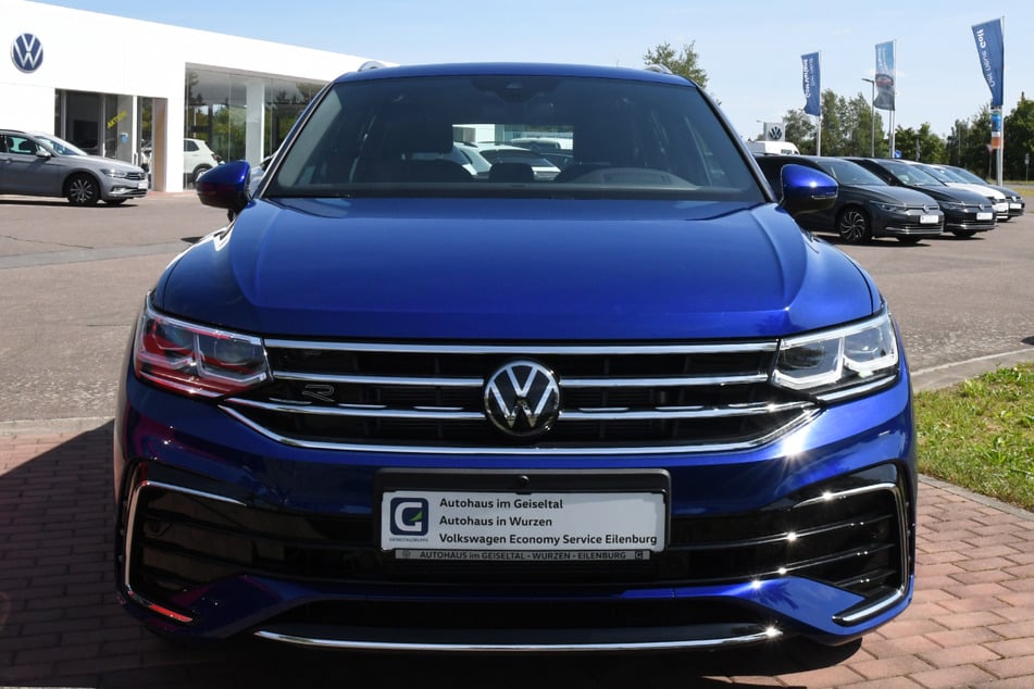 Der VW Tiguan R-Line Lapiz Blue Metallic mit einem aktuellen Barpreis von 53.990 Euro und einer Ersparnis von ganzen 11.455 Euro – Sonderleasing möglich.