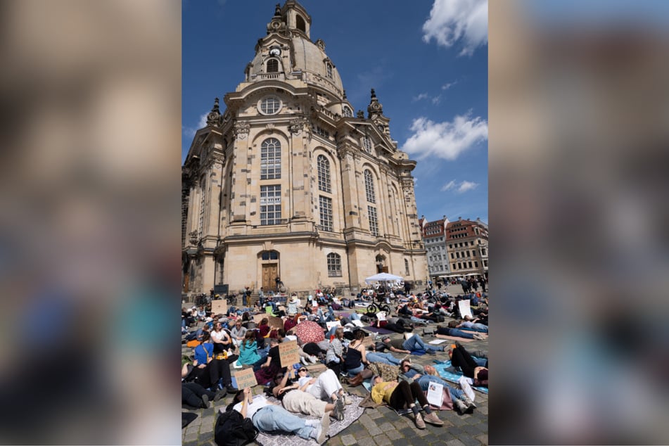 Mit Plakaten protestierten viele vor der Frauenkirche.