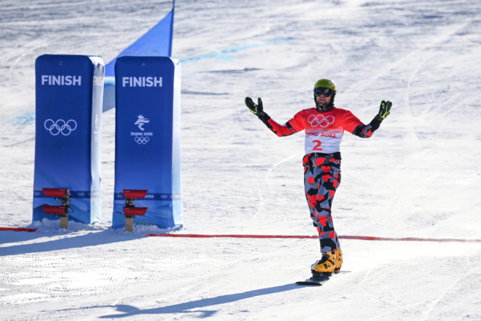 Benjamin Karl (36) fährt bei den Olympischen Winterspielen in Peking über die Ziellinie.