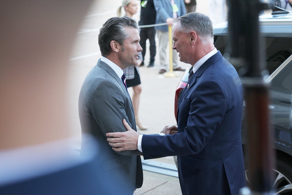 Canadian Defense Minister David McGuinty (r.) reiterated that Ottawa "has no intention" of getting involved in the US-Israeli war on Iran.