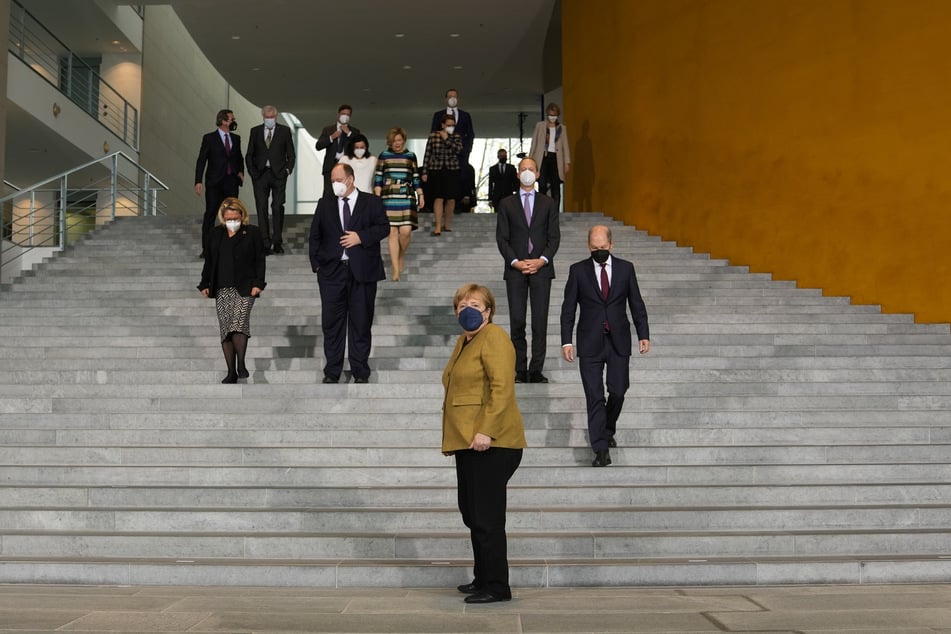 Bundeskanzlerin Angela Merkel (67, CDU, M) nimmt mit ihrer Regierung nach der Kabinettssitzung auf einer großen Treppe im Kanzleramt Aufstellung fürs Gruppenfoto.