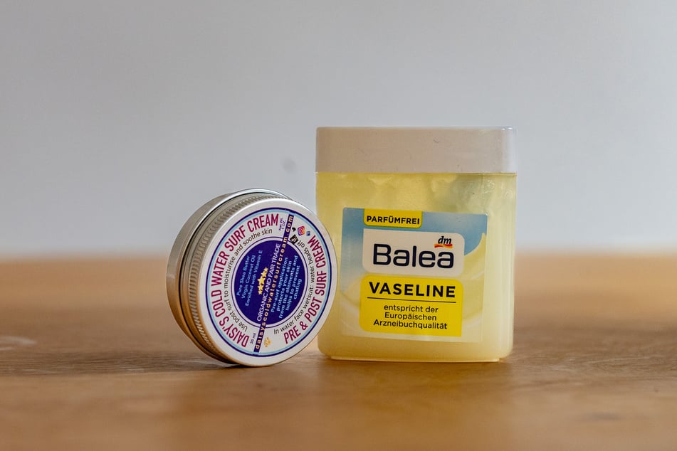 Wer 60 Tage lang schwimmen will, muss seiner Hautpflege Aufmerksamkeit widmen. Heß setzt auf Vaseline und eine Creme, auf die Surfer schwören.
