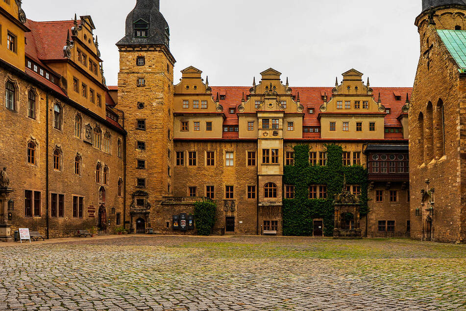 46-Jähriger pennt in historischem Schlosshof ein - und steckt in der Klemme
