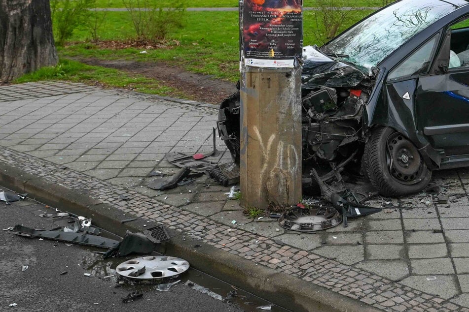 Leipzig: Mitsubishi-Fahrerin streift VW, fährt auf Fußweg weiter und kracht gegen Mast