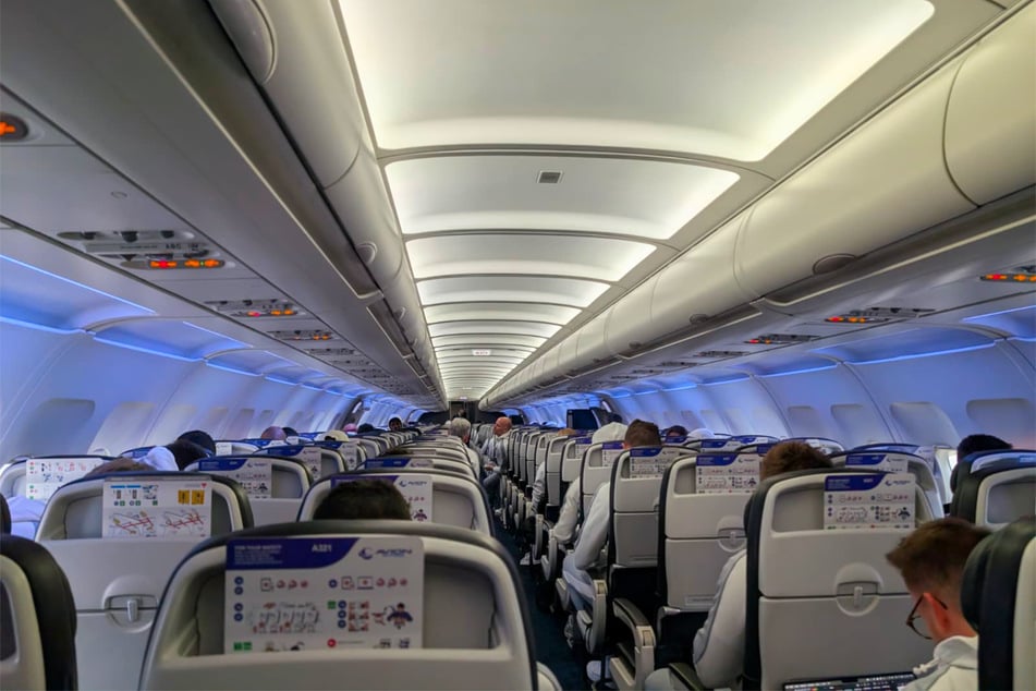 In der Maschine haben rund 90 Passagiere Platz genommen.