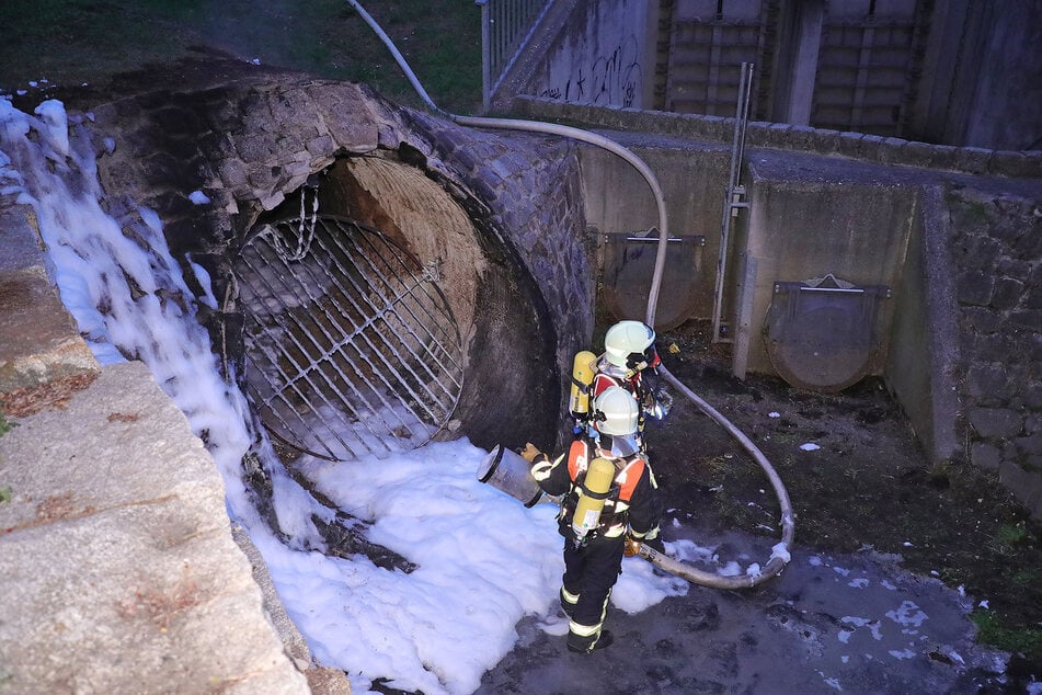 Unbekannte haben einen Abwasserschacht in Radebeul in Brand gesetzt.