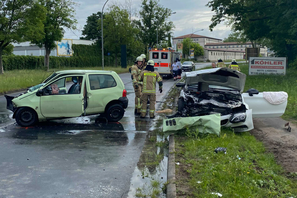 Frontal-Crash: Auto geht in Flammen auf, Fahrerin schwer verletzt