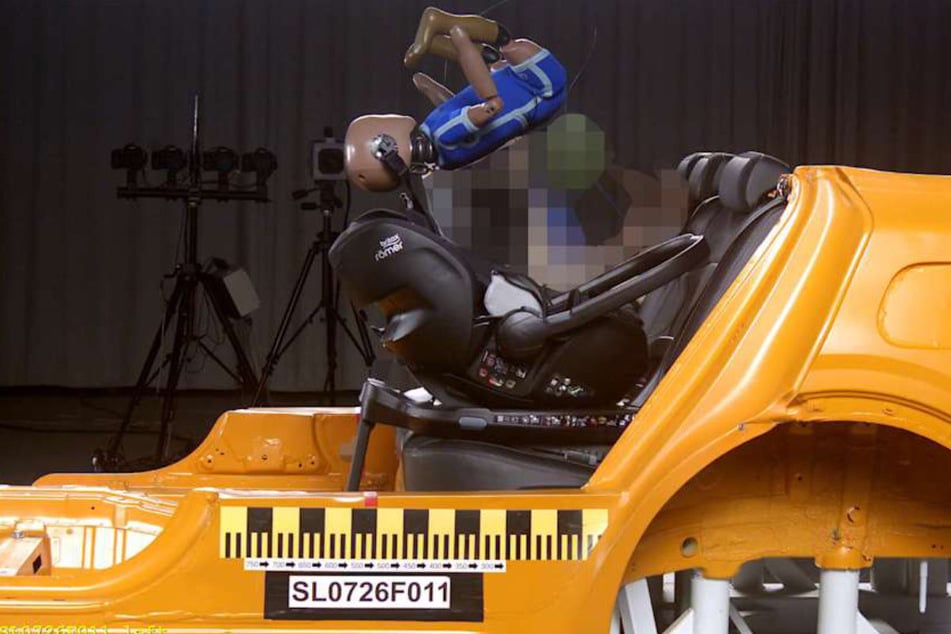 Hohe Verletzungsgefahr: Der Kinderdummy wird bei den ADAC Crashversuchen aus dem Britax Römer Baby-Safe Pro + Vario Base 5Z geschleudert.