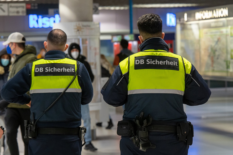 Mitarbeiter der DB Sicherheit überwältigten am Dienstagabend einen bewaffneten Mann im Görlitzer Bahnhof. (Symbolfoto)
