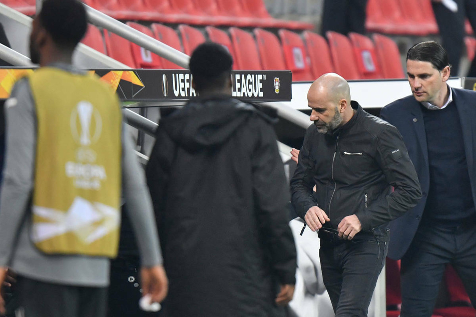 Gerardo Seoane (42, r.) und der damalige Bayer-Trainer Peter Bosz (57, 2.v.r.) nach dem Ausscheiden in der Europa League von Leverkusen gegen Young Boys Bern im vergangenen Februar.