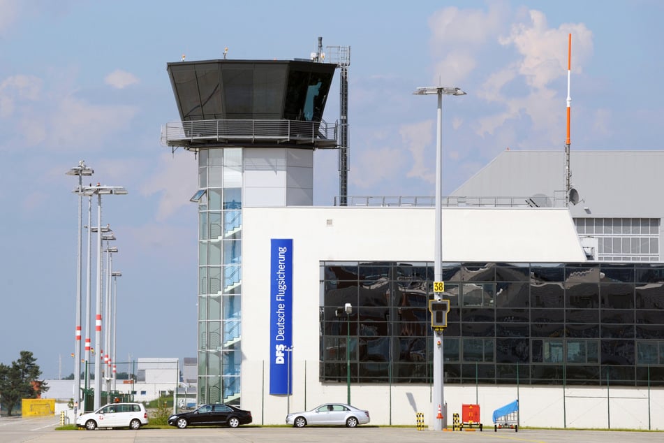 Der Tower des Dresdner Flughafens wird ab Ende 2025 weitgehend überflüssig. Dann wird das Fluggeschehen aus Leipzig ferngesteuert.