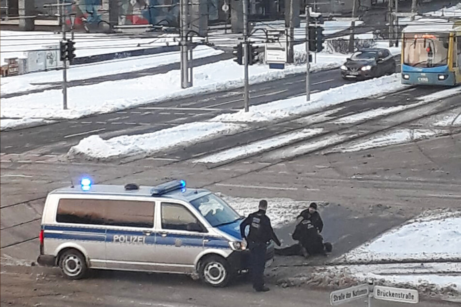 Auf einer Kreuzung im Stadtzentrum konnte der Flüchtende von Polizisten überwältigt werden.