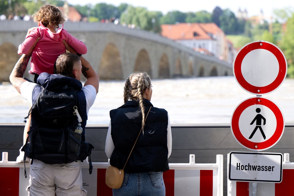 Schaulustige sind den Helfern immer wieder im Weg. (Symbolbild)