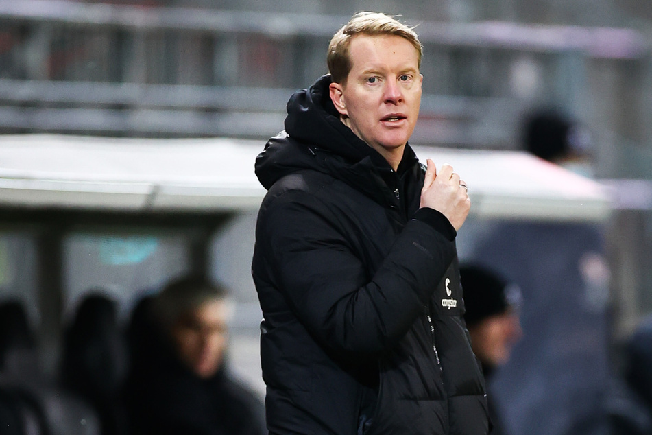 St. Paulis Trainer Timo Schultz steht am Spielfeldrand.