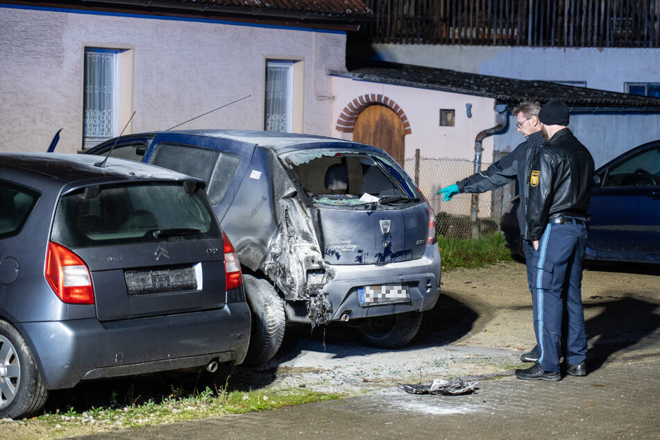 Die Kriminalpolizei hat die Ermittlungen zu dem anscheinend mit Absicht in Brand gesetzten Auto übernommen.
