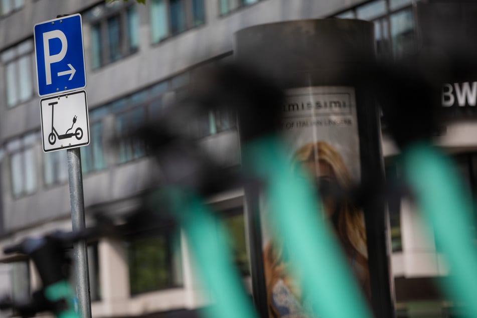 Auch neue Abstellflächen für E-Scooter und Leihräder werden im Griechenmarktviertel geprüft. (Symbolbild)