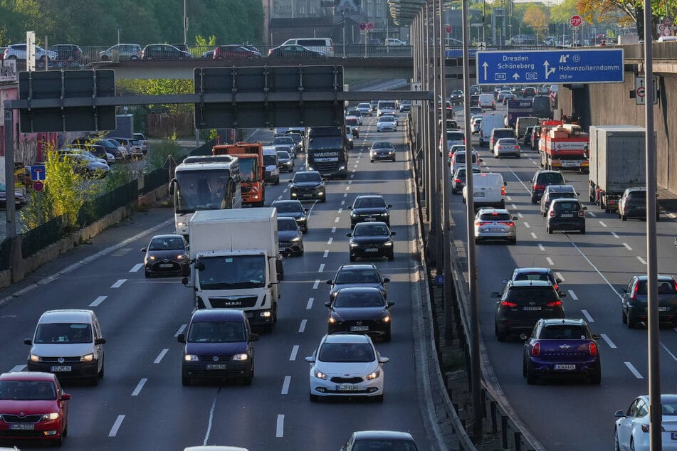 Am Montagnachmittag sind auf der Berliner Stadtautobahn A100 drei Autos ineinander gekracht. (Archivfoto)