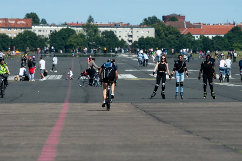 Zahlreiche Besucher genießen auf dem Tempelhofer Feld das schöne Wetter am Pfingstwochenende.